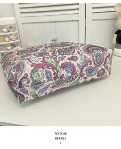 Vista dettagliata della trama della borsa in tela paisley rosa, elegante borsa estiva casual.