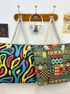 Grote canvas tote bag met stijlvolle geprinte patronen en duurzame touw handgrepen.