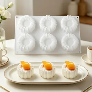 Detailansicht der 6-Loch vertikal gestreiften Silikon Mousse Kuchenform mit süßem Gebäck.