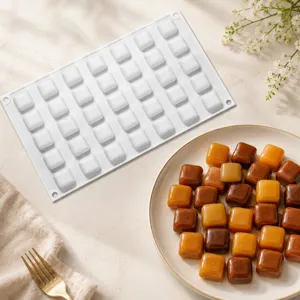 Weiße quadratische Silikonbackform für Schokolade, flexible Pralinenform mit Karamell.