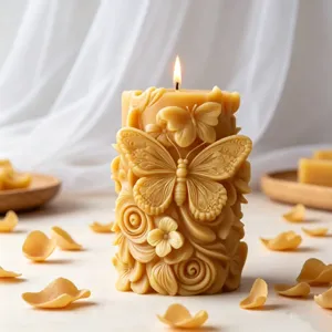 Detail van vlinder- en bloemreliëfkaars, ideaal voor interieurdecoratie en aromatherapie.