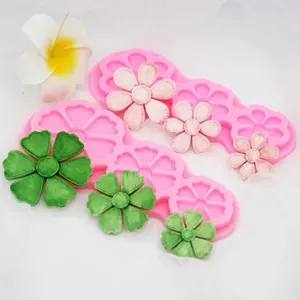 Vue détaillée du moule à fleurs en silicone, outil de pâtisserie pour décoration de gâteaux.