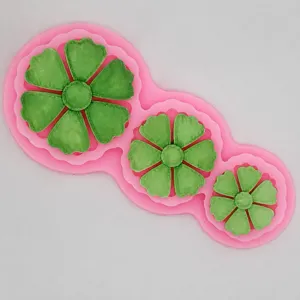 Ensemble de moules a fleurs en silicone rose avec trois tailles pour decoration de gateau et chocolat.