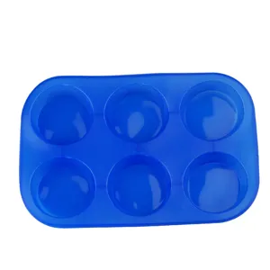 Silicone 6-cup round baking mold detail, perfect for homemade muffins, chocolates and pastries.