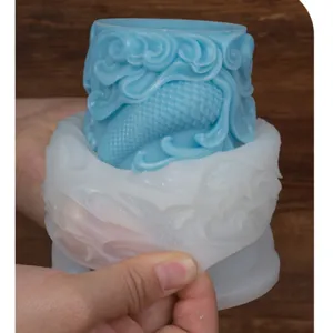 Détail du moule en silicone montrant le démoulage d'une bougie parfumée ou d'un plâtre marin.