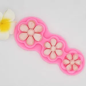 Moule a fleurs en silicone rose avec trois cavites pour decoration de gateau detail