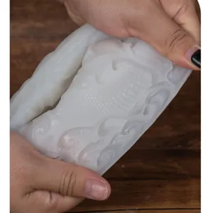 Moule en silicone souple avec motif relief de poisson marin et vagues pour bougies et résine.