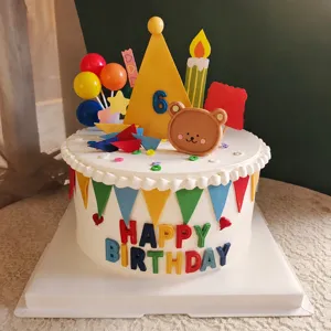 Set completo di decorazione per torta di compleanno con numeri e simpatici topper.