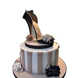 Eleganter schwarzer und nacktfarbener High-Heel-Kuchentopper mit Schleife zum Geburtstag.