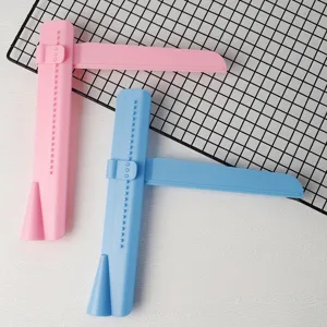 Vista dettagliata della spatola per torte regolabile, accessori da forno rosa e blu per fondente.
