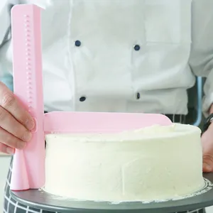 Raschietto per torta regolabile, lisciante fondente rosa, spatola per decorare dolci.