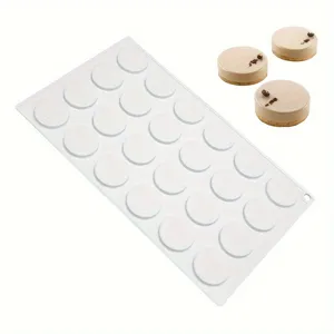 Vista dettagliata dello stampo in silicone rotondo a 24 cavità con dessert finiti.
