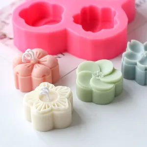 Moule en silicone fleur avec bougies parfumees pastel, ideal pour le savon et le bricolage.