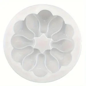 Molde para pastel de silicona blanca con forma de corona floral para postres caseros.
