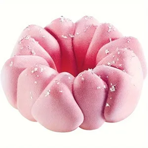 Molde de silicona para tarta con corona de flores rosa, postre francés detalle textura.