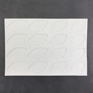 Detailansicht der weißen Silikon Schwanenflügel Backform, ideal für Kuchenverzierung Kunst.