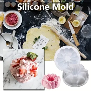 Vista detallada del molde de silicona para repostería con forma de flor en la cocina.