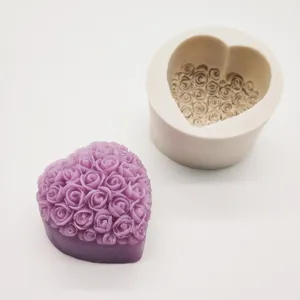 Détail du moule en silicone rose cœur montrant la texture et le savon bougie violet.