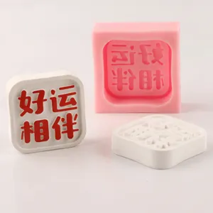 Nahaufnahme von DIY Duftstein Silikonform und weißem Gipsstück mit chinesischen Schriftzeichen.