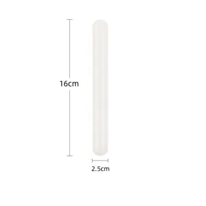 Vue détaillée du mini rouleau à pâtisserie en plastique, montrant une taille compacte de 16cm.