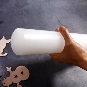 Vue détaillée d'un rouleau à pâtisserie en plastique blanc pour la cuisine, antiadhésif.