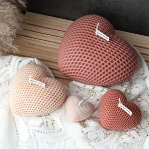 Bougies parfumées en forme de cœur avec texture de grille, superbe décoration de maison.