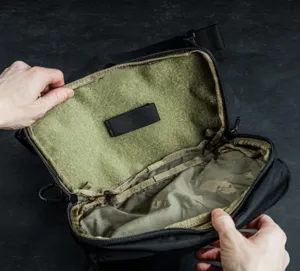 Taktische Gürteltasche Detailansicht, zeigt Innenfächer und Klettverschluss deutlich.
