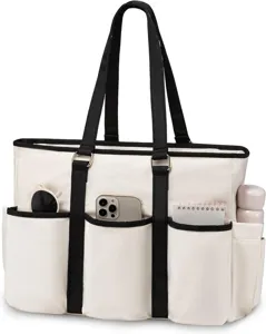 Detailansicht der cremeweißen Tasche mit mehreren Außenfächern und robusten Griffen.