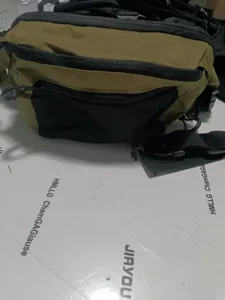 Detail der taktischen Gürteltasche aus strapazierfähigem Khaki-Stoff mit sicheren Reißverschlüssen.