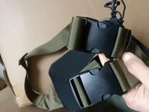 Taktische Gürteltasche Schnalle Detail, langlebiger Nylongurt und Schnellverschluss.