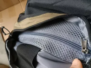 Nahaufnahme der inneren Netztasche und des Reißverschlusses des Outdoor-Umhängetaschendetails.