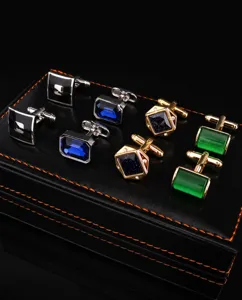 Vue détaillée du coffret cadeau de 4 paires de boutons de manchette français pour homme chic