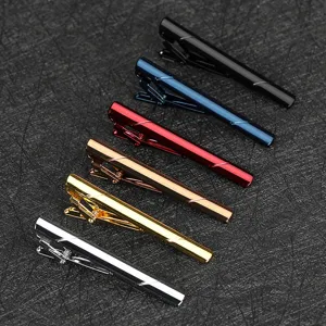 Détail de pince à cravate en métal pour homme, design minimaliste classique pour costume.