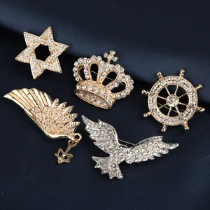 Detaillierte Nahaufnahme des funkelnden Strass-Broschen-Sets, elegante Legierungs-Accessoires.