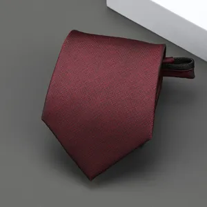 Detalle de corbata con cremallera burdeos, textura de corbata formal preanudada para bodas.