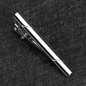 Gros plan détaillé d'une pince à cravate élégante en métal argenté pour accessoire homme.