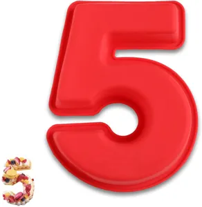 Dettaglio della teglia da forno in silicone rosso numero 5, vista ravvicinata DIY.