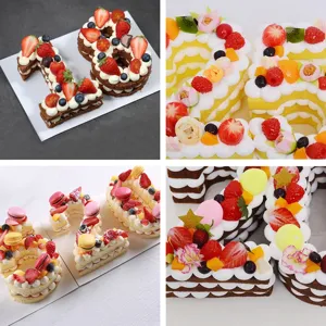 Dettagli in primo piano di torte di compleanno digitali fai da te decorate con frutta e crema.