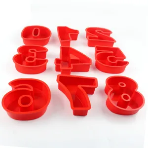 Primo piano dettagliato di stampi per dolci flessibili in silicone rosso per cucina.