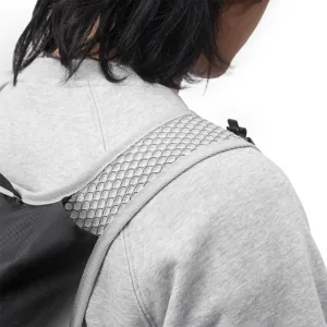 Gros plan sur la bandoulière de sac à dos en maille respirante, détail de cyclisme en plein air.