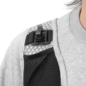 Gros plan sur la bretelle de sac à dos de cyclisme, résille respirante et boucle réglable.