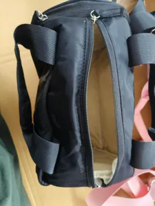 Vue détaillée de l'ouverture et de la fermeture éclair du sac de sport en nylon noir.