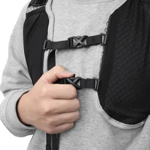 Détail de sangle de poitrine de sac à dos de cyclisme, tissu mesh respirant et boucle.
