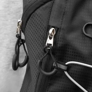 Gros plan détaillé d'un sac à dos de cyclisme noir avec zips durables et cordon.