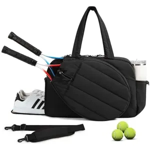 Borsa da tennis nera con porta racchetta, scomparto per scarpe e design multiuso sportivo.