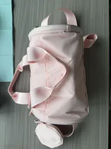 Sac de sport cylindrique rose sac de voyage avec petite pochette, bandoulière.