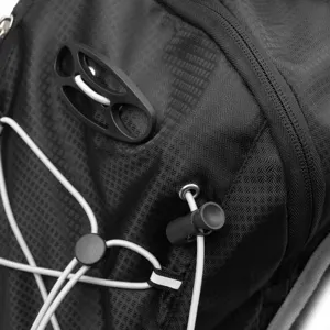 Gros plan sur le sac à dos de cyclisme avec tissu noir, cordons élastiques et boucles solides.