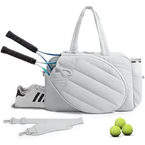 Vista dettagliata della borsa da tennis trapuntata grigio chiaro con scomparto racchette e scarpe.