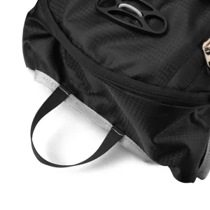 Vue détaillée d'un sac à dos de cyclisme noir léger avec sangle solide pour les sports en plein air.