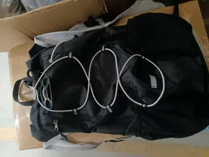 Vue détaillée du sac à dos de cyclisme noir avec des cordons élastiques pour le sport en plein air.